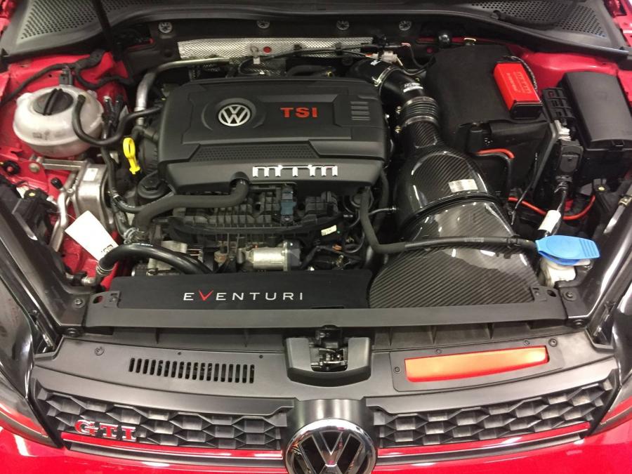 Моторный отсек Volkswagen Golf GTi Red by TVW Car Design 2017 года  (фото 8 из 11)